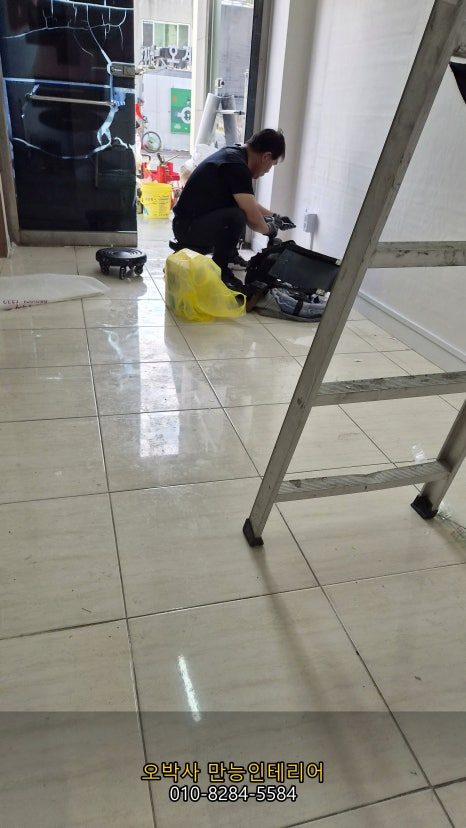 울산 북구 상가 인테리어 시공 현장, 작업 중인 및 오박사만능인테리어 로고