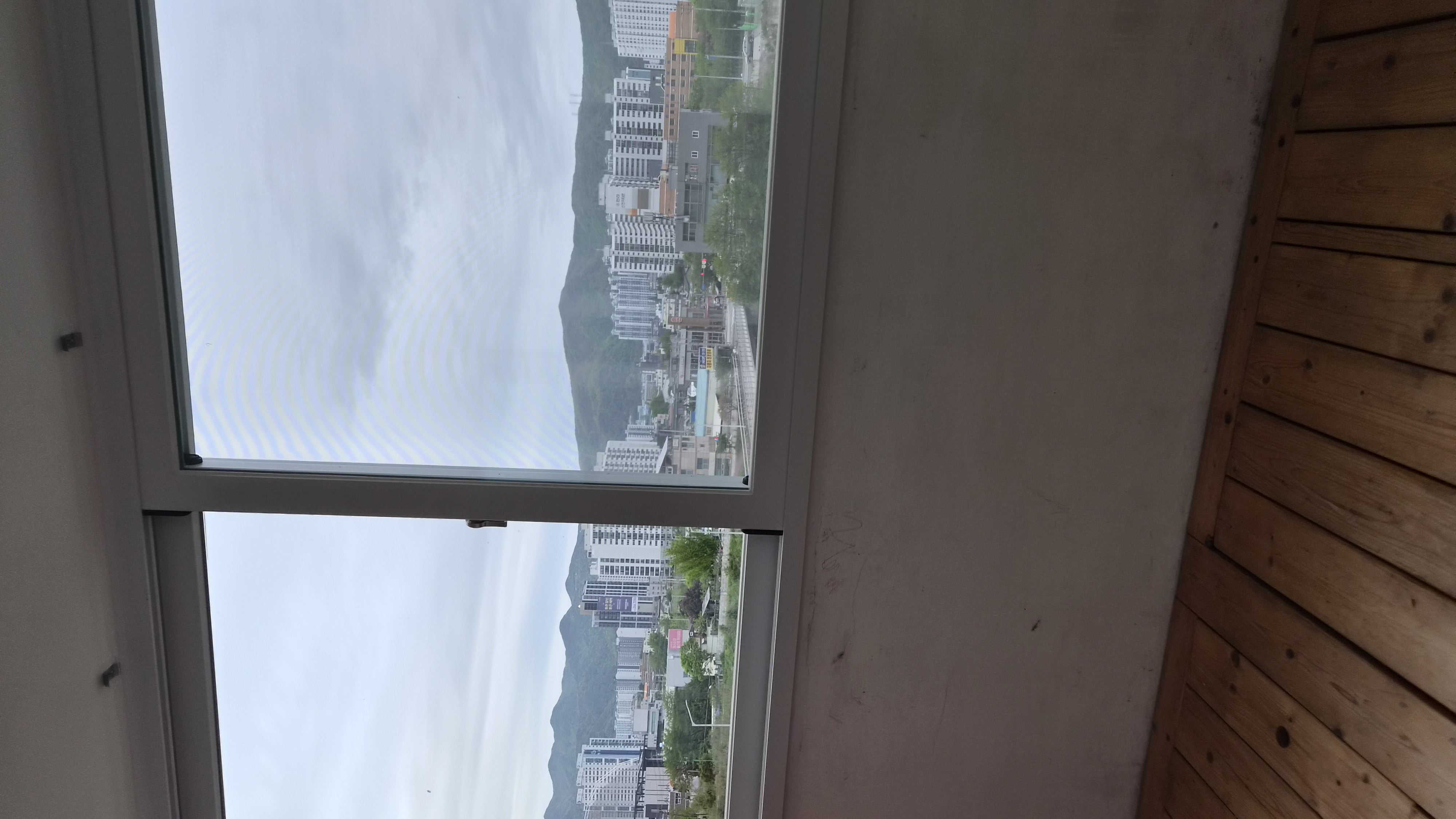 교체 전 베란다 창틀