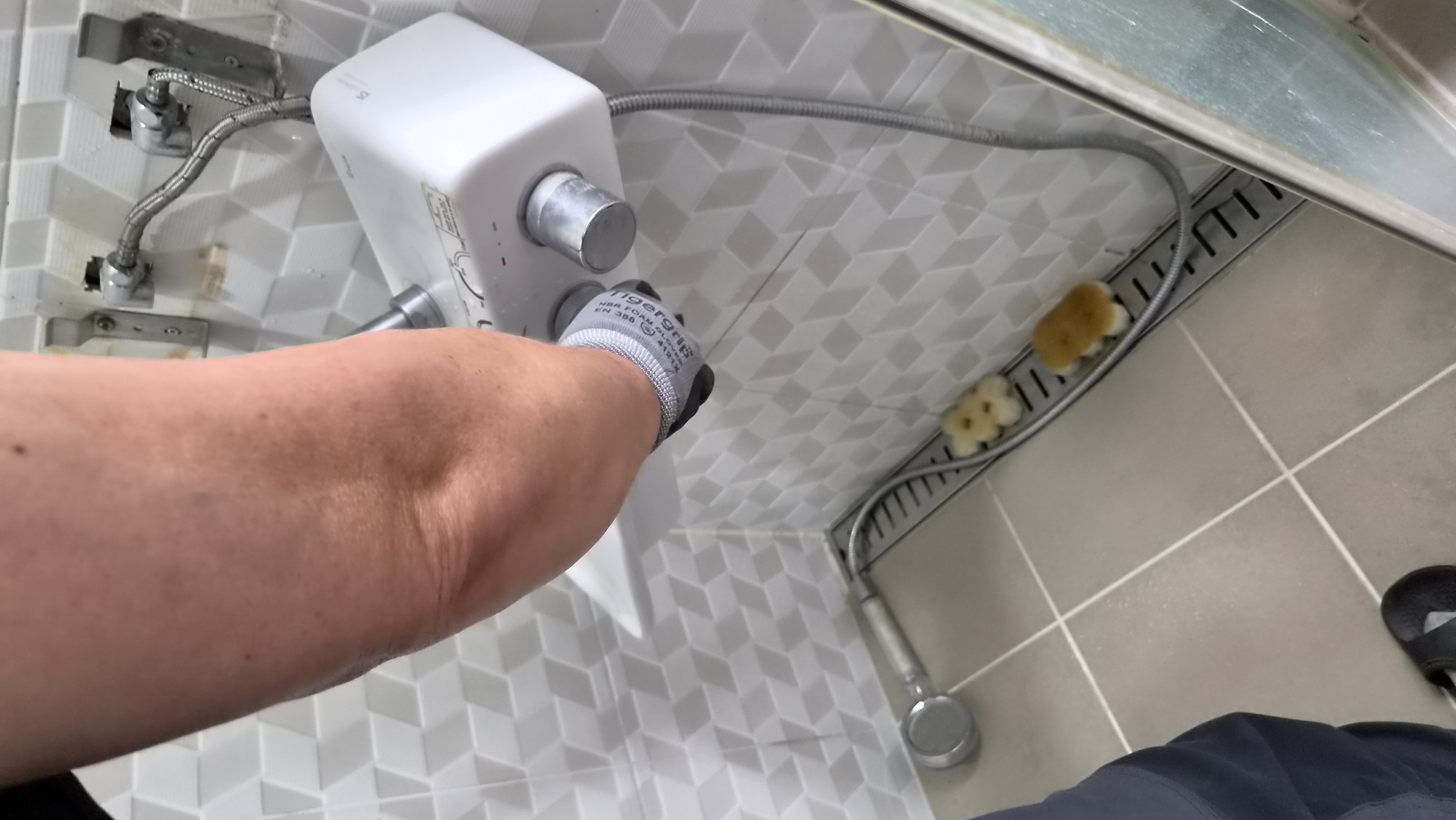 기존 수전과 배관 연결 상태