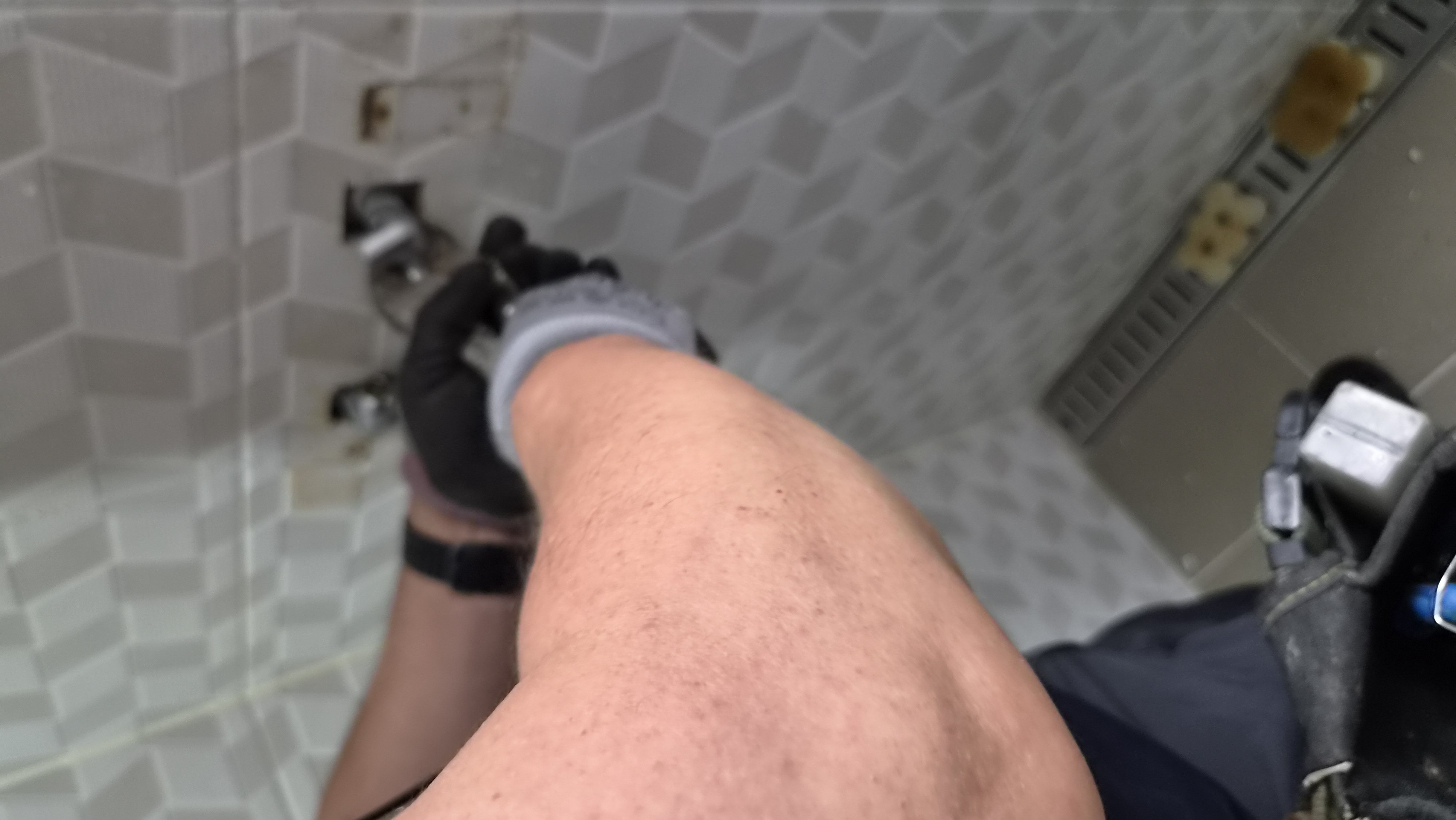 누수와 연결부 점검 모습